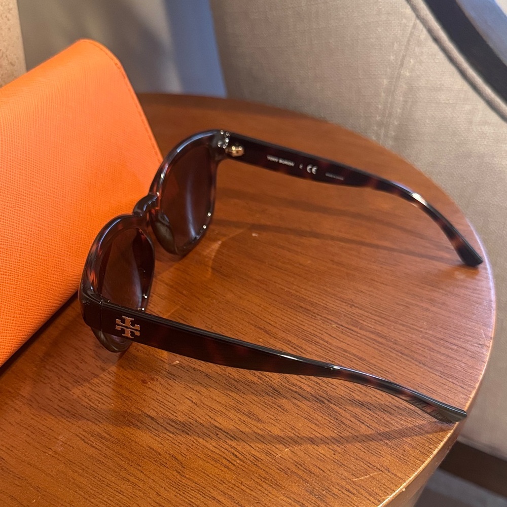 Tory Burch Orange Wallet and Sunglasses Set - Picture 8 of 9